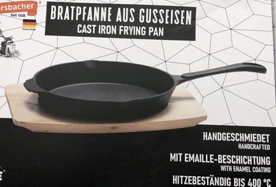 Freyersbacher® Gusseisenpfanne 28 cm emailliert mit Holzuntersetzer & Tuch - Bild 1 von 4