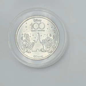 *Moneda y Estuche Mickey Minnie* Castillo Medallón Metal Plata Parque Disney 100 Años - Imagen 1 de 3
