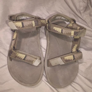 TEVA Sandals Kid Hurricane 2 - camo pattern on straps US 2 EUR 32 - Picture 1 of 16