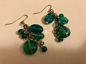 Pendientes perforados colgantes vintage estate cuentas de vidrio verde - Imagen 1 de 2