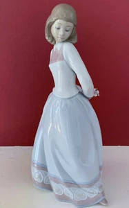 NEU IN BOX LLADRO # 6754 "SÜSS UND SCHÜCHTERN" MÄDCHEN MIT BLUME PORZELLANFIGUR 9" HOCH - Bild 1 von 12