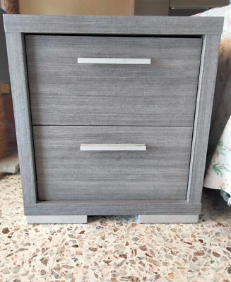 Comodino 2 cassetti  scorrevoli serie '' OSLO'' colore rovere-grigio . - Immagine 1 di 4