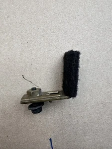 93-96 CORVETTE C4 SIDE DOOR WINDOW GLASS UPPER STOP 10263155 - Bild 1 von 4