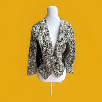 Chaqueta Metaphor Forrada Frontal Abierto Blanco y Negro Mediana Foto 1 de 4