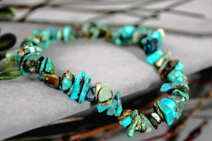 Echtes Türkis Freeform Chip Perlen Stretch Armband - Bild 1 von 3