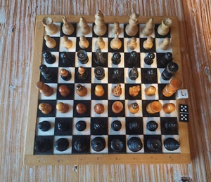 Mühle Spiel plus Schachbrett mit Figuren - Bild 1 von 16