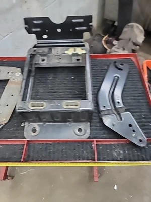 2004-07 F150 Stx 4.6 Center Front Seat Mount  Brackets (Bin 312) - Image 1 of 4