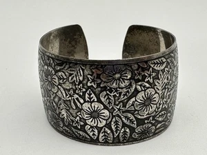 Bracciale largo vintage tono argento floreale in rilievo - Foto 1 di 6