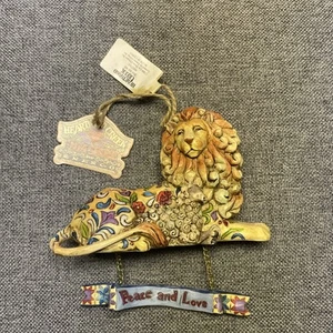 Jim Shore Heartwood Creek León Cordero Paz Amor Banner Ornamento #4005765 Nuevo con Etiquetas - Imagen 1 de 4