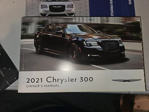 2021 Chrysler 300 Owners Manual Quick Start and bag - preowned - Bild 1 von 6