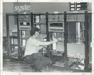 Foto stampa 1976 uomo funzionante con mini computer Honeywell anni 70 - Foto 1 di 2