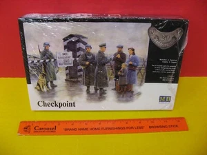 MASTER BOX LTD - WW 2 GERMAN FIELDGENDARMES CHECKPOINT - 3 CIVILIANS - 2 DOGS - Picture 1 of 7