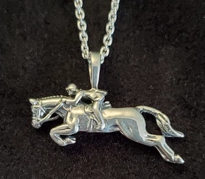 KABANA 925 STERLINGSILBER SPRINGENDES PFERD ANHÄNGER UND 20" KETTE - NEU IM KARTON - Bild 1 von 5