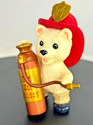 De colección 94 Hallmark Keepsake Ornamento Rojo-Caliente Vacaciones Bombero Oso/Caja Original Foto 1 de 4