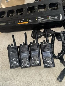 REFURB Motorola MotoTRBO XPR7550 UHF 403-512mhz Radio AAH56RDN9KA1AN w/Battery - Photo 1/4