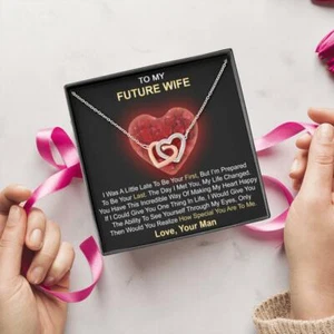 A mi futura esposa Regalo sorpresa de cumpleaños Tarjeta de mensaje de collar de corazón de enclavamiento - Imagen 1 de 6