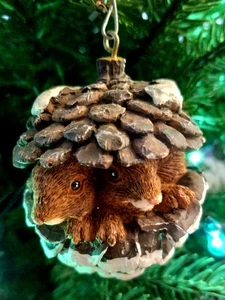 Weihnachtsschmuck Tannenzapfen mit Eichhörnchen ausblicken Harz hängend schwer 2,5" - Bild 1 von 4