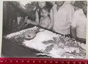 1985 Dead Woman in Open Coffin Funeral Corpse HORROR Post Mortem Vintage Photo - Imagen 1 de 2