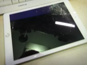 Apple iPad 9.7 (2018) 6.a generación - WiFi -pantalla rota y codigo recambios Es - Imagen 1 de 16