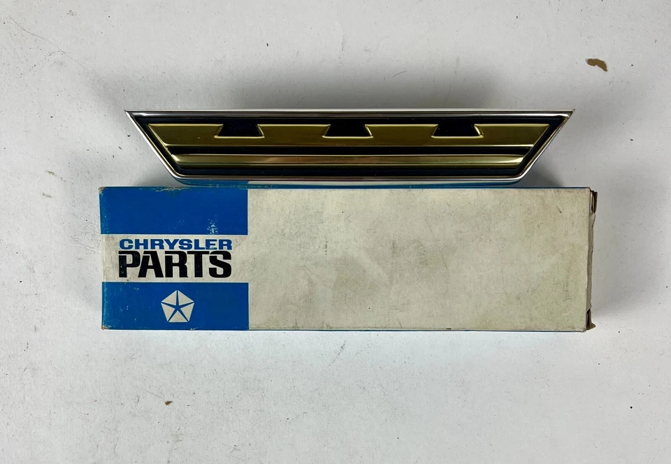 Nuevo medallón de rejilla de stock antiguo para Chrysler Newport 1964 modelos Mopar #2417747 Foto 1 de 1