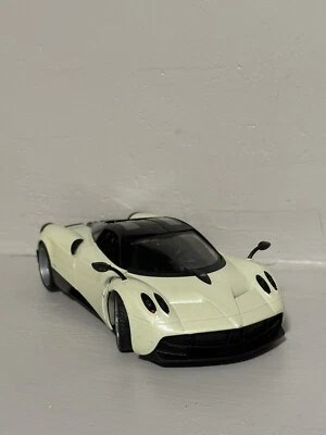COCHE MODELO DIECAST WELLY PAGANI HUAYRA 1/24 BLANCO PERLA 24088 Foto 1 de 4