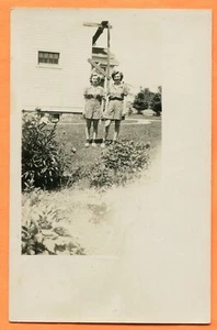 Hurley, WI, 2 junge Frauen im Hof, Echtfoto Postkarte pm 1945 - Bild 1 von 3
