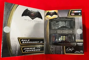 Juego de paquete de 2 autos Superman vs Batman 2016 1:64 Dale Earnhardt Jr Jimmie Johnson nuevo - Imagen 1 de 4