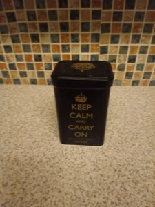 LATA DE CAFÉ VINTAGE MANTÉN LA CALMA Y LLEVA A CABO NEGRA 14CM X 9CM X 7CM - Imagen 1 de 4