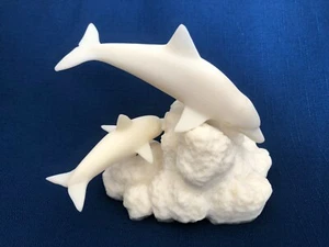 Tanz der Delfine Figuren Skulptur aus Korallen aus Hawaii.  - Bild 1 von 9