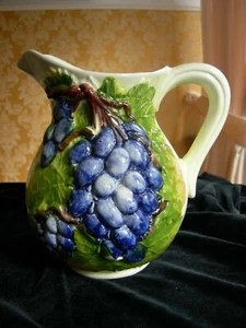 "Bassano" Keramik handbemalte Kanne 1 LT Saft Wein Krug Relief Trauben 19 cm - Bild 1 von 4