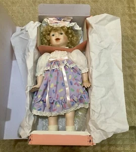 Kingstate - The Dollcrafter - Porzellanpuppe "Jellybean" mit Ständer und Etikett - Bild 1 von 2
