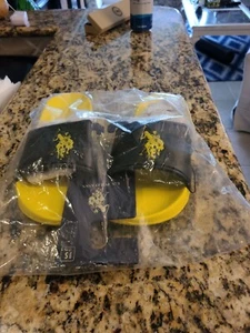 U S Polo Assn. Sandalia contorneada para pies para hombre. Negra y amarilla totalmente nueva - Imagen 1 de 4