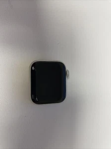 Apple Watch SE 40mm Starlight Aluminum Case with Sport Band, S/M Gps Used L168 - Picture 1 of 5
