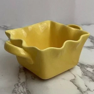 Soporte para baratija de paquete de azúcar amarillo esmaltado a mano Bia China 4,25”x3,25”x2” - Imagen 1 de 12