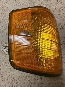 1982-1993 Mercedes-Benz W201 300TE 300D 260E Front Right Turn Signal Genuine OEM - Picture 1 of 3