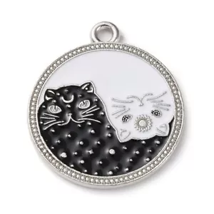 10 colgantes en tono plateado yin y yang con temática de gato blanco y negro con detalle esmaltado - Imagen 1 de 2
