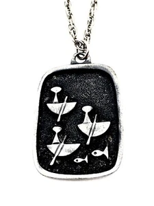 Vintage Zinn Hieroglyphen Höhle Gemälde Fischer Boote Fisch Anhänger Halskette - Bild 1 von 8