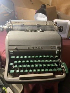 Vintage Royal Manual Typewriter Quiet De Luxe Green Keys  - Picture 1 of 12