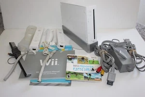 Nintendo Wii Konsolensystem RVL-001 Bundle mit Wii Sports 2 Controllern Nunchuck ( - Bild 1 von 7