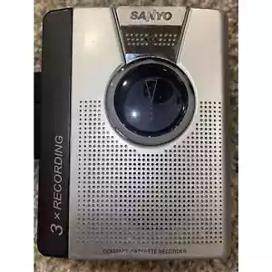 Modello Sanyo n. M-1080C Registratore a cassette compatto 3 x registrazione TESTATO FUNZIONANTE - Foto 1 di 4