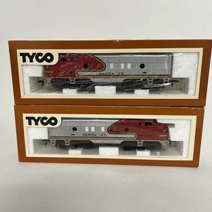 NEW VINTAGE TYCO HO Scale Santa Fe #4015 Red & Silver Diesel Locomotive & Dummy - Picture 1 of 11