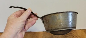 Olla coladora de metal antigua vintage de 10" oxidada decoración prim - Imagen 1 de 7