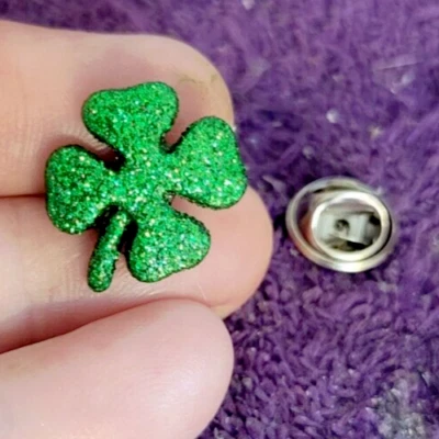 ^Pin de solapa pequeño con brillo de cuatro hojas de trébol - ¡Suerte de los irlandeses y único! Foto 1 de 4