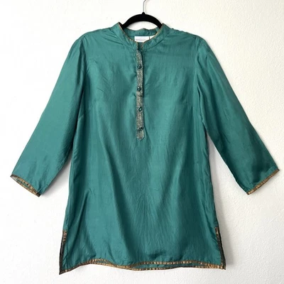 Blusa túnica de seda Soft Surroundings S acabamento verde dourado botões brilhantes LEIA mancha - Imagem 1 de 4