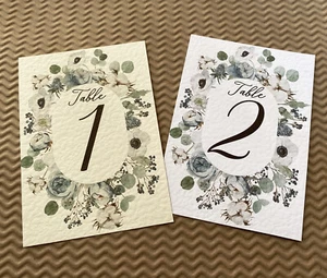 Flores Azul Polvoriento NÚMEROS DE MESA Eucalipto Corona Ovalada Tarjetas Pálidas Decoración Boda - Imagen 1 de 11