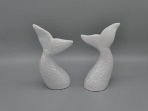 COPPIA Figurine Coda di Pesce Sirena Bianco Lucido Ceramica Figurale Decorazione Spiaggia 5,75" - Foto 1 di 12