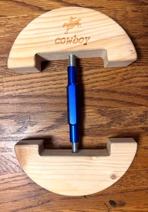 Camilla de sombrero de madera, camilla de hebilla giratoria ajustable para sombreros ajustados. Unisex - Imagen 1 de 2