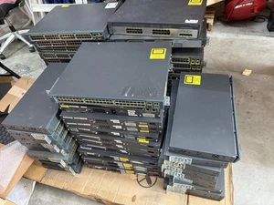 Switch Cisco Catalyst C9300-48P-E 48 porte Gigabit PoE+ Network Essentials L3 - Foto 1 di 3