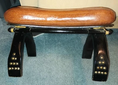 Antiguo taburete otomano de cuero marrón rojizo con silla de montar de camello egipcio Foto 1 de 4