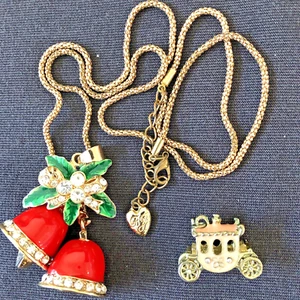 Set - Betsy Johnson Schmuck - rosa Coach Anhänger + rote Glocken mit Kristallen Halskette - Bild 1 von 9